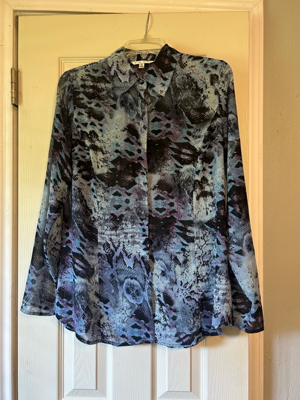 🐺 Cabi blue black print blouse